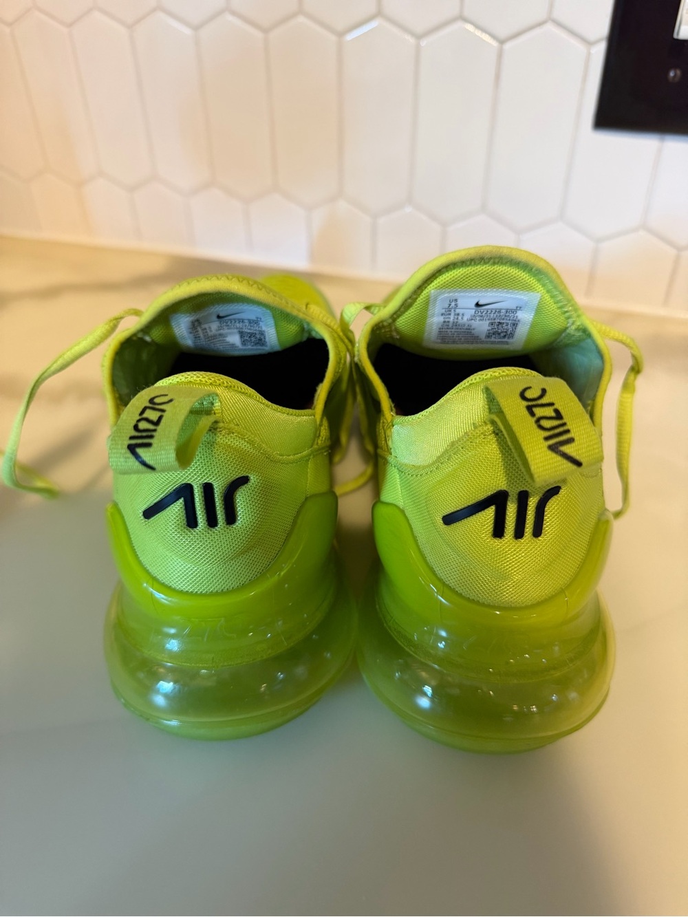 Nike Air Max 270 in Neon Yellow with Black Swoosh - Picture 7 of 9